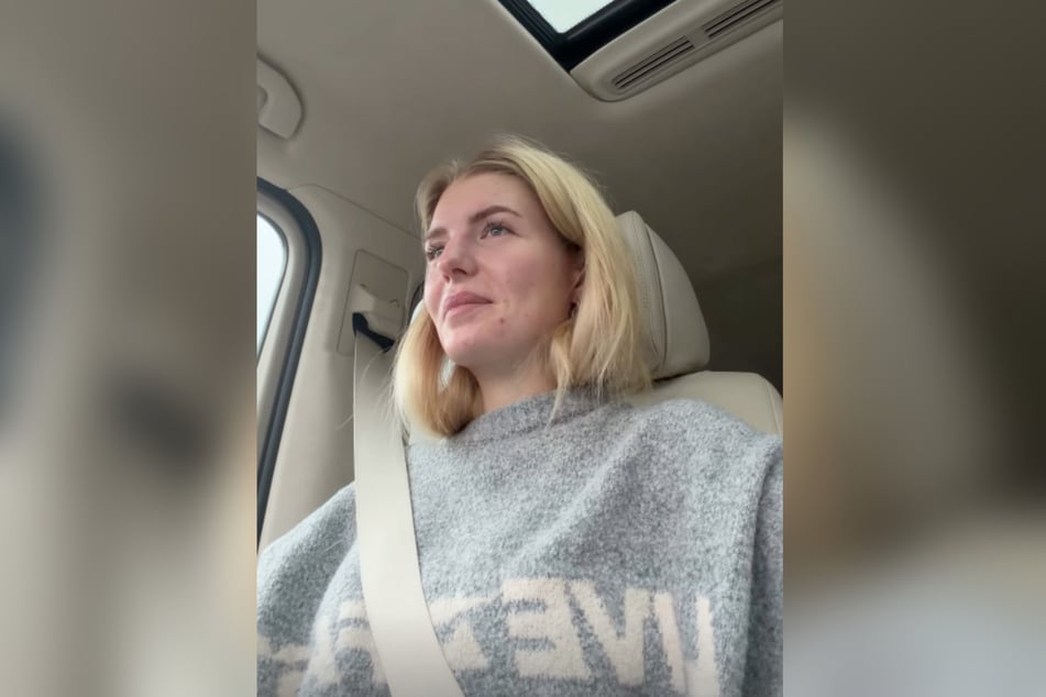 Auf dem Weg zum Frauenarzt erzählt die 25-Jährige von ihren Beschwerden.