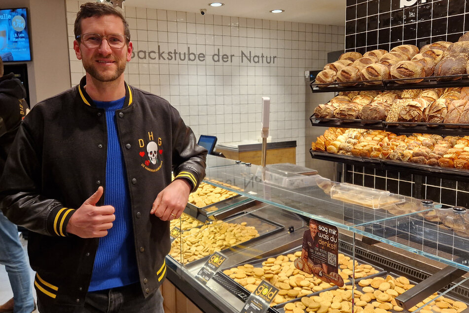 Malte Claussen (41) erlitt im Juni einen Herzinfarkt. Dass er ohne Folgeschäden am Mittwoch die "GoldKekschen" (verkaufsfertige Kekse lagen bereits in der Auslage) vorstellen konnte, verdanke er allein wissenden Ersthelfern.