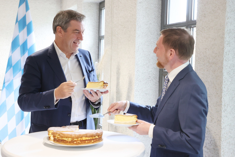 Bayerns Ministerpräsident Markus Söder (56, CSU, l.) isst mit Sachsens MP Michael Kretschmer (47, CDU) sächsische Eierschecke.