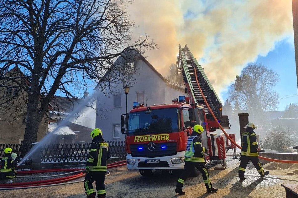 Das Feuer brach am Mittwochvormittag in einem Mehrfamilienhaus in Hermsdorf aus.