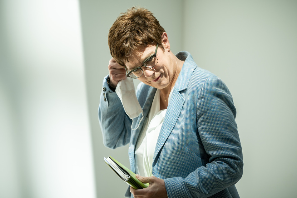 Annegret Kramp-Karrenbauer (57), CDU-Bundesvorsitzende und Verteidigungsministerin, nimmt ihren Mund-Nasen-Schutz ab, als sie zur Pressekonferenz im Anschluss an eine Sitzung des CDU-Präsidiums eintrifft.