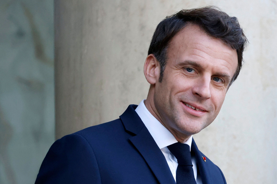 Emmanuel Macron (45) hat mit einer fragwürdigen Entscheidung für Kritik gesorgt.