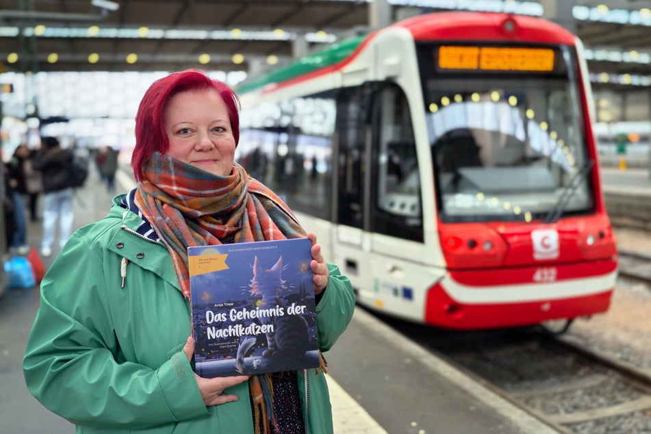 Chemnitzer Märchenbahn: Gewinnerin Antje Trapp (44) liest aus ihrer Siegergeschichte "Das Geheimnis der Nachtkatzen".