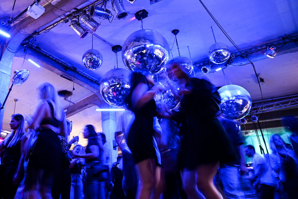 Dutzende Menschen tanzen zur Musik im Club Kantine in Ravensburg. Am Karfreitag ist das nicht möglich, dann gilt in ganz Baden-Württemberg ein Tanzverbot.