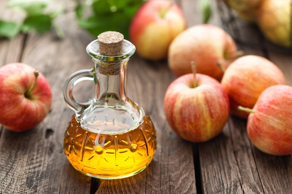 Apfelessig ist nicht nur sehr wirksam beim Wasserkocher Entkalken, sondern duftet auch noch milder als andere Essigarten.