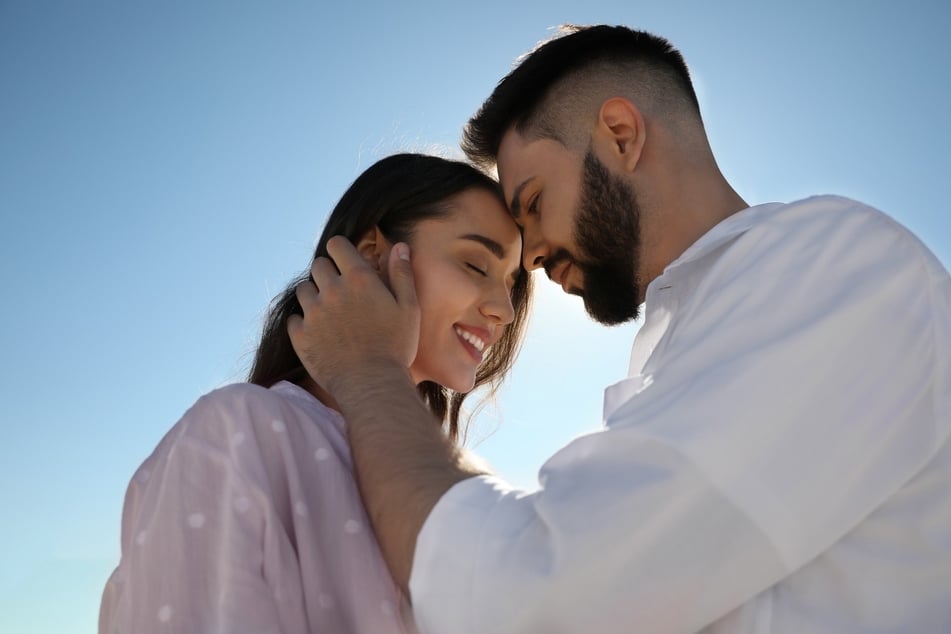 Männer drücken ihre Liebe eher mit ihrem Verhalten aus.