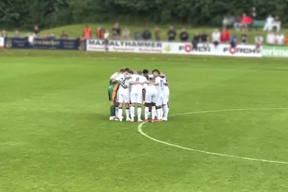 Ein Team: Nicht nur auf dem Rasen verstehen sich die Kiezkicker gut.