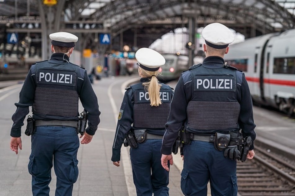 Ein 27-Jähriger sorgte mit einer zerstörten ICE-Scheibe und Messern am Freitagmorgen für mehrere Polizeieinsätze. (Symbolfoto)