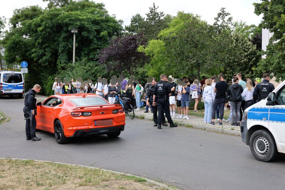 Während die Einsatzkräfte das Gebäude überprüften, wurden die Schüler außerhalb in Sicherheit gebracht.