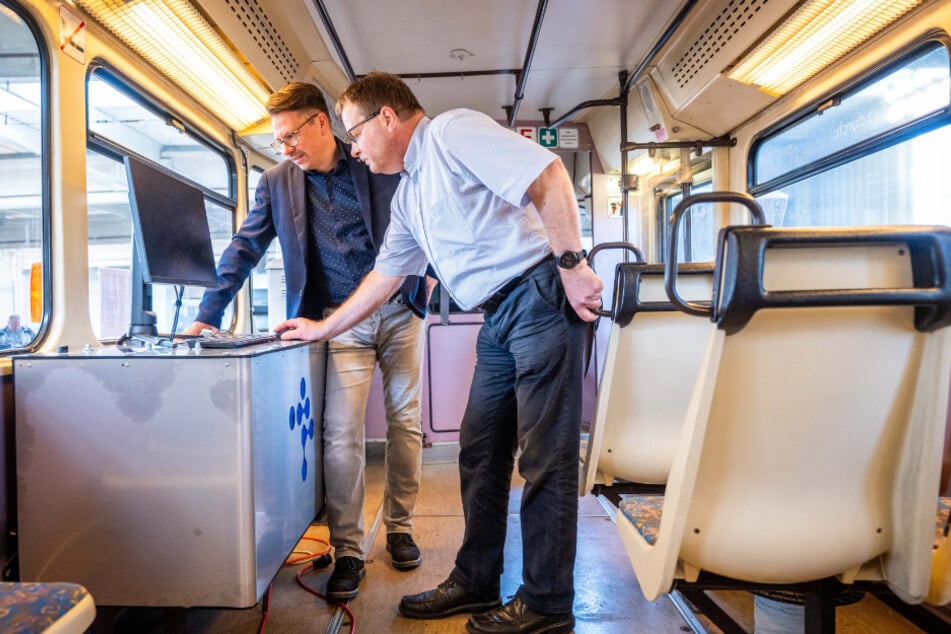 In der "SmarTram": David Joram (l.) und Nico Kümmling am Rechner für Hinderniserkennung.