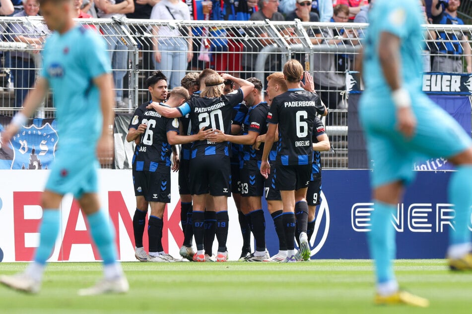 Der SC Paderborn freut sich über die frühe Führung durch Adriano Grimaldi - nach freundlicher Unterstützung von Viktoria-Keeper Dudu.
