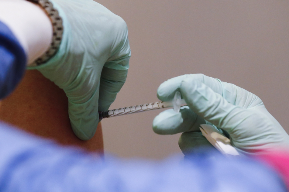 In Thüringen will sich die Mehrheit der Pfleger gegen das Coronavirus impfen lassen. (Symbolbild)