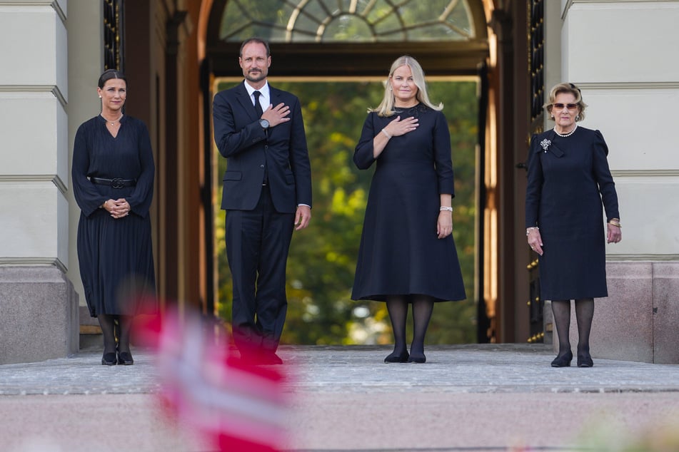 Vor wenigen Tagen mussten die norwegischen Royals Abschied von ihrem König nehmen: Prinzessin Märtha Louise (54, v.l.), König Haakon, Königin Mette-Marit und Königin Sonja (89).