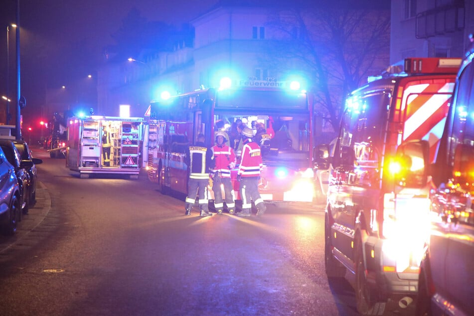 Die Feuerwehr kümmerte sich um das Feuer.