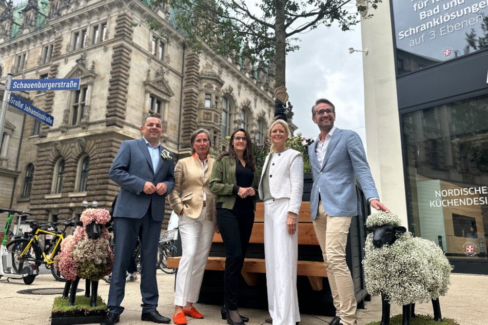 Die Verantwortlichen der Sommergärten v.l.n.r.: Bezirksamtsleiter Ralf Neubauer, Nicole C. Unger, Senatorin Karen Pein, Mareike Menzel und Dr. Sebastian Binger.