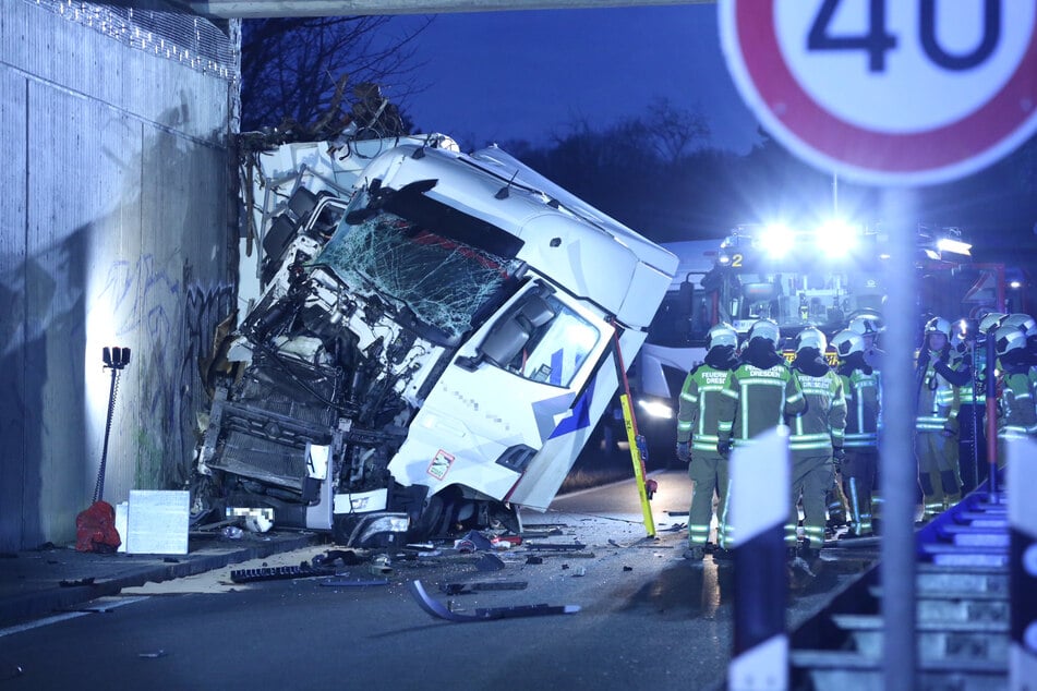 In den frühen Morgenstunden des Freitags ist ein Lkw in Dresden mit einem Betonpfeiler kollidiert.