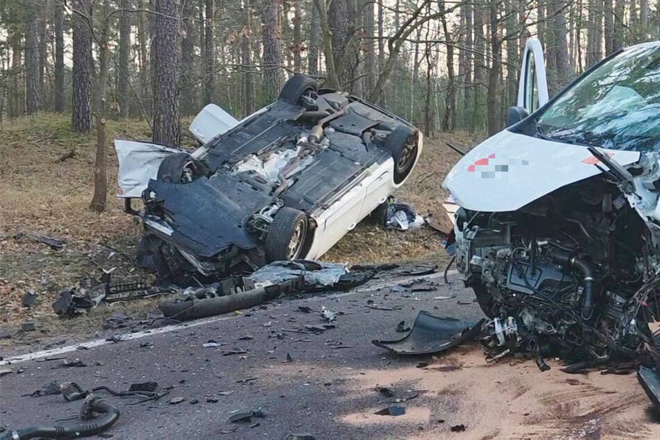 Frontal-Crash auf Bundesstraße: Kinder auf Weg zum Schwimmkurs schwer verletzt