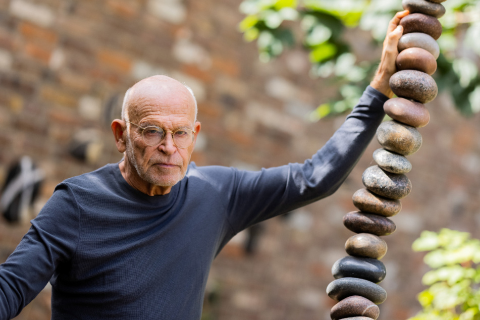 In seinem Garten posierte der RTL-Journalist neben einer von ihm selbst erschaffenen Skulptur.