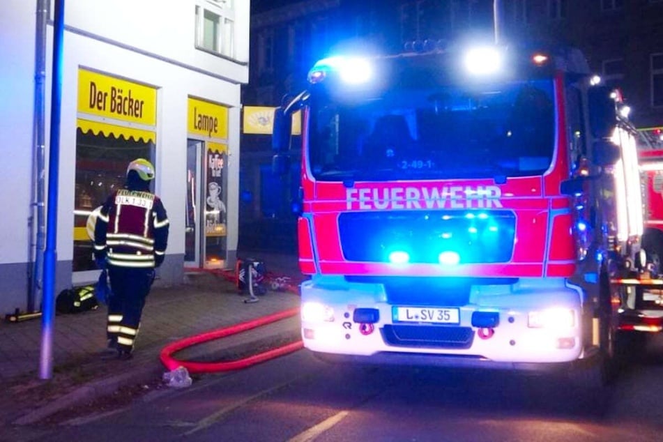 Einsatzkräfte der Feuerwehr Ende März an der Filiale. Einbrecher waren zuvor in die Bäckerei eingedrungen. Vermutlich um ihre Spuren zu verwischen, legten sie auf der Flucht auch noch Feuer in dem Geschäft.