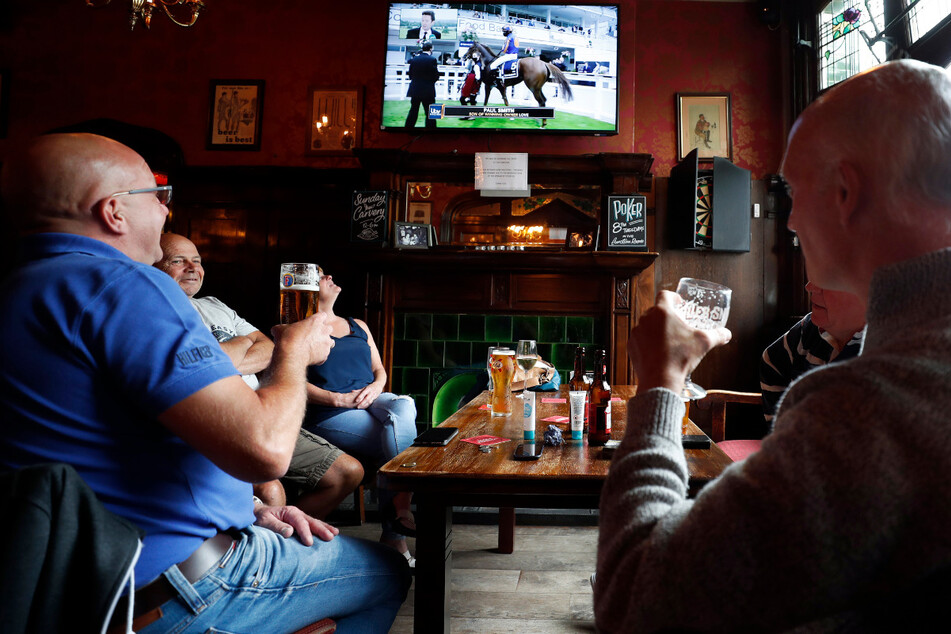 Einige Leute genießen ihr Bier im "Forester Pub" in London. Ab der nächsten Woche könnte das wohl vorerst nicht mehr möglich sein.