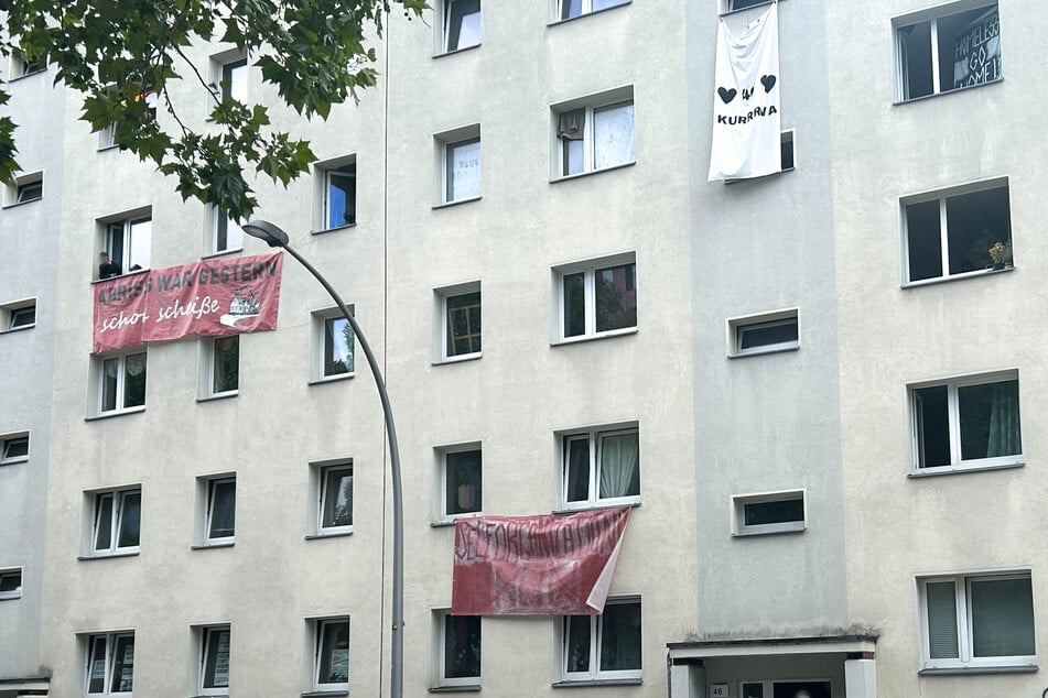 Mehrere teilweise besetzte Häuser in Berlin-Mitte sollen geräumt werden. Das wollen die aktuellen Bewohnerinnen und Bewohner nicht hinnehmen.