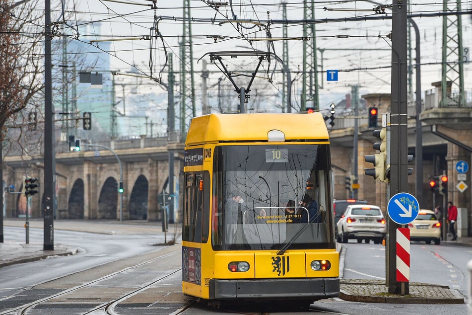In einer Straßenbahn der Linie 10 trieb am Samstag ein Entblößer sein Unwesen. (Archivbild)