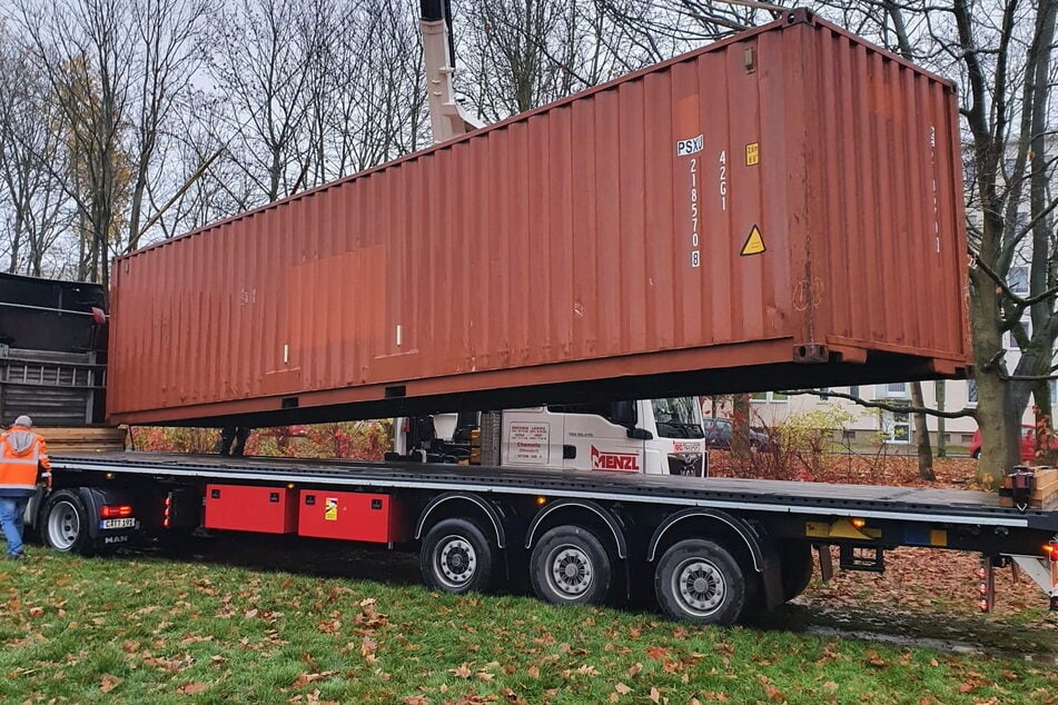 Der ausrangierte Schiffscontainer wurde durch eine Firma aus Lichtenau in Gablenz abgeladen.