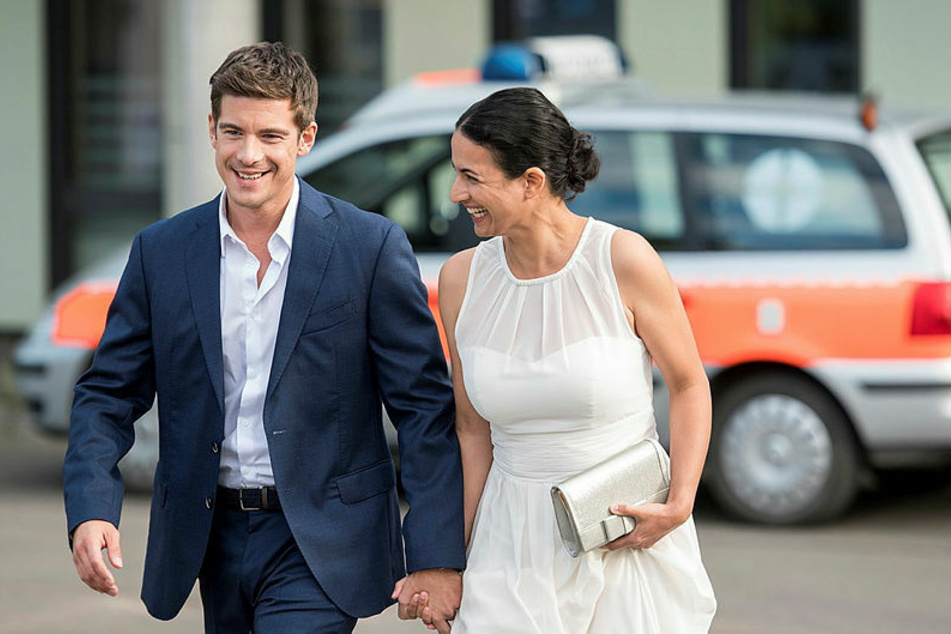Das Liebesglück zwischen Leyla (Sanam Afrashteh, 44) und Benjamin (Philipp Danne, 36) ist perfekt. Sie wollen heiraten.