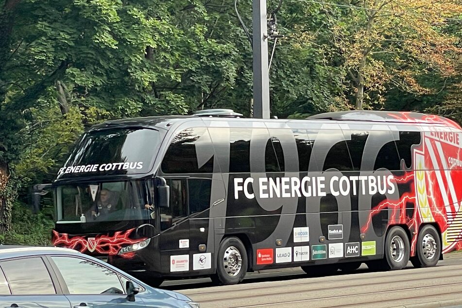 Der Teambus der Lausitzer traf kurz vor halb sechs am RHS ein.