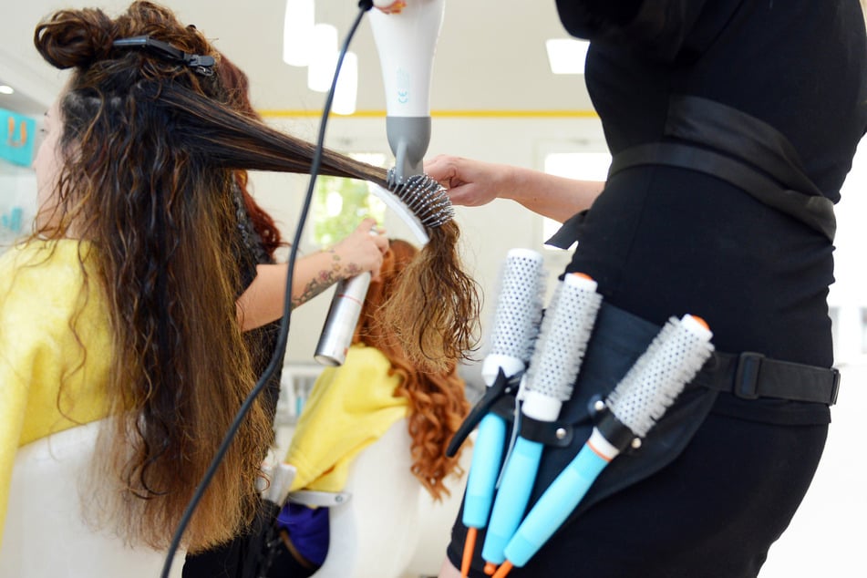 Nach der coronabedingten Schließung über Wochen ziehen die Preise in den Friseursalons an. (Archivbild)