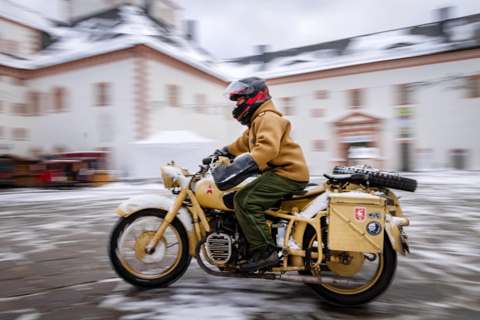 Ein Biker macht eine Spritztour über den Schlossinnenhof.