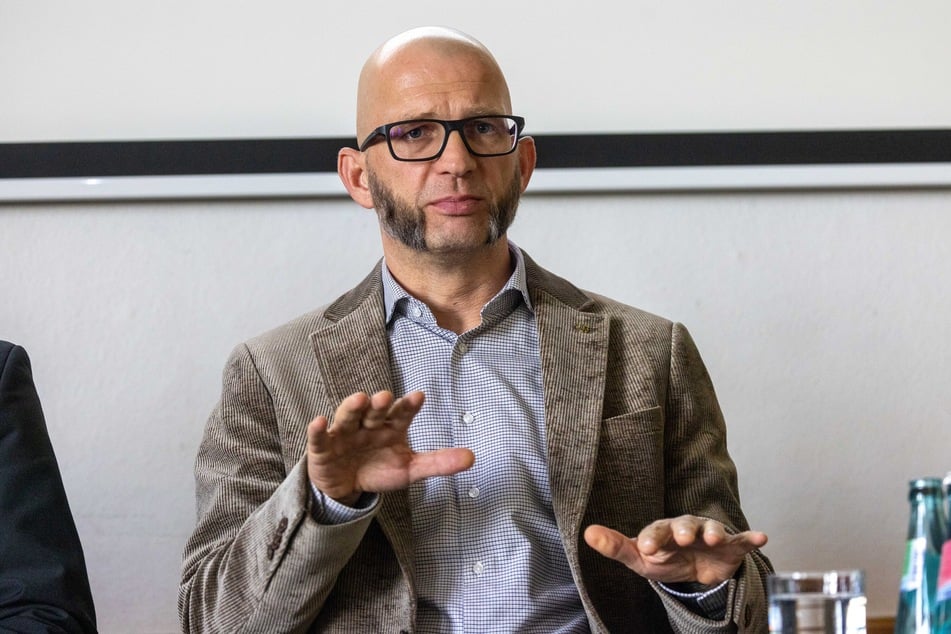 Baubürgermeister Thomas Kütter (50, parteilos) legt dem Stadtrat klarere Regeln für den Streusalz-Einsatz auf Gehwegen vor.