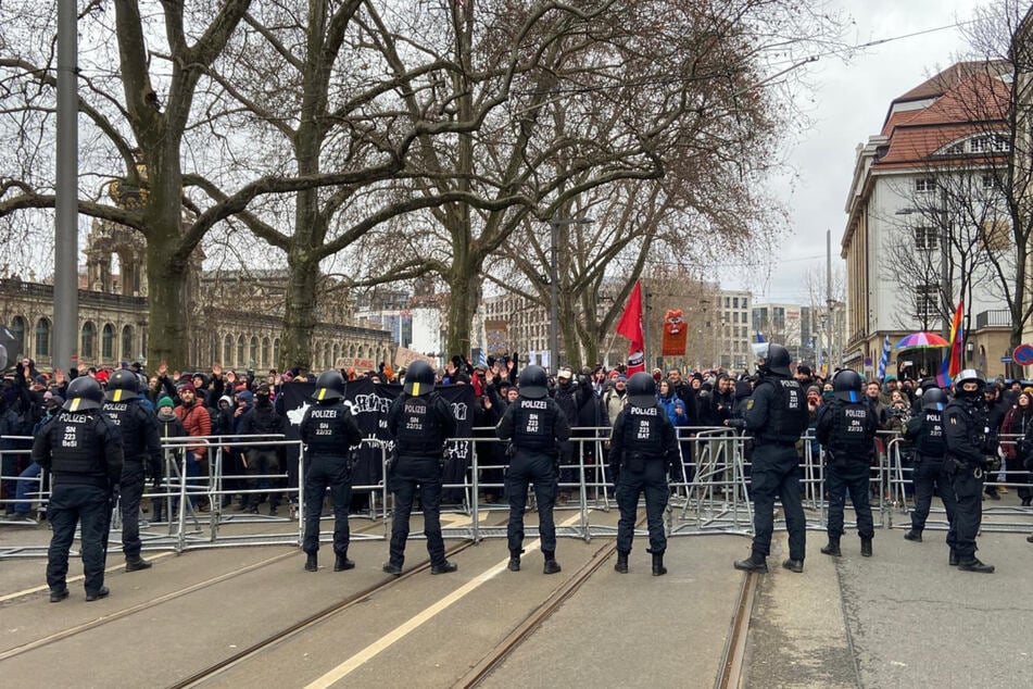 Die Polizei bewacht die Absperrungen.