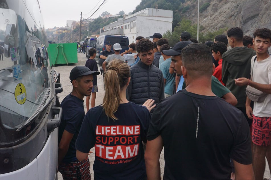 Die 2016 in Dresden gegründeten NGO "Mission Lifeline" fordert, dass die Geflüchteten auf andere EU-Staaten verteilt werden.
