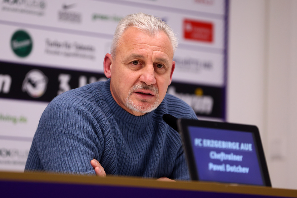 Aue-Coach Pavel Dotchev (58) bei der Pressekonferenz nach der Heimniederlage gegen Verl.
