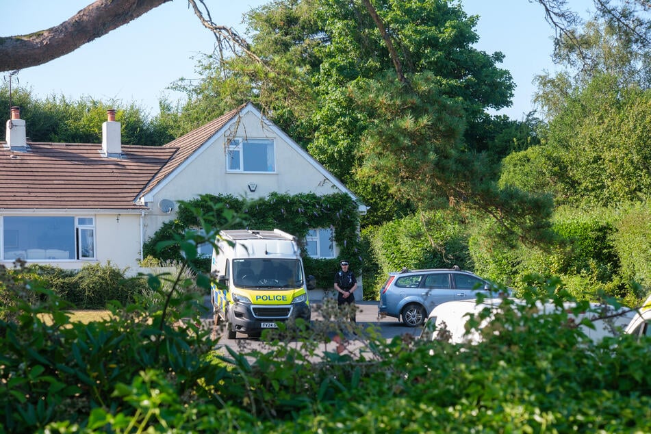 Noch immer herrscht Polizeipräsenz vor dem Haus von Anne Widdecombe.