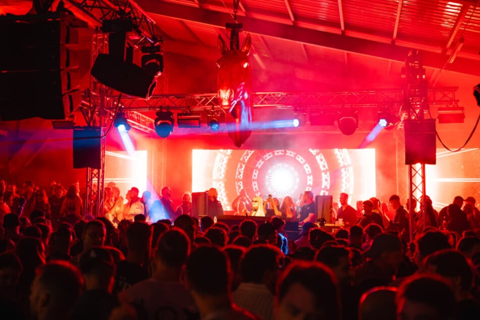 Auf dem "Aarauer Rave" in der Schweiz wurden Schüsse abgefeuert. Die Lage ist noch unklar. (Symbolbild)