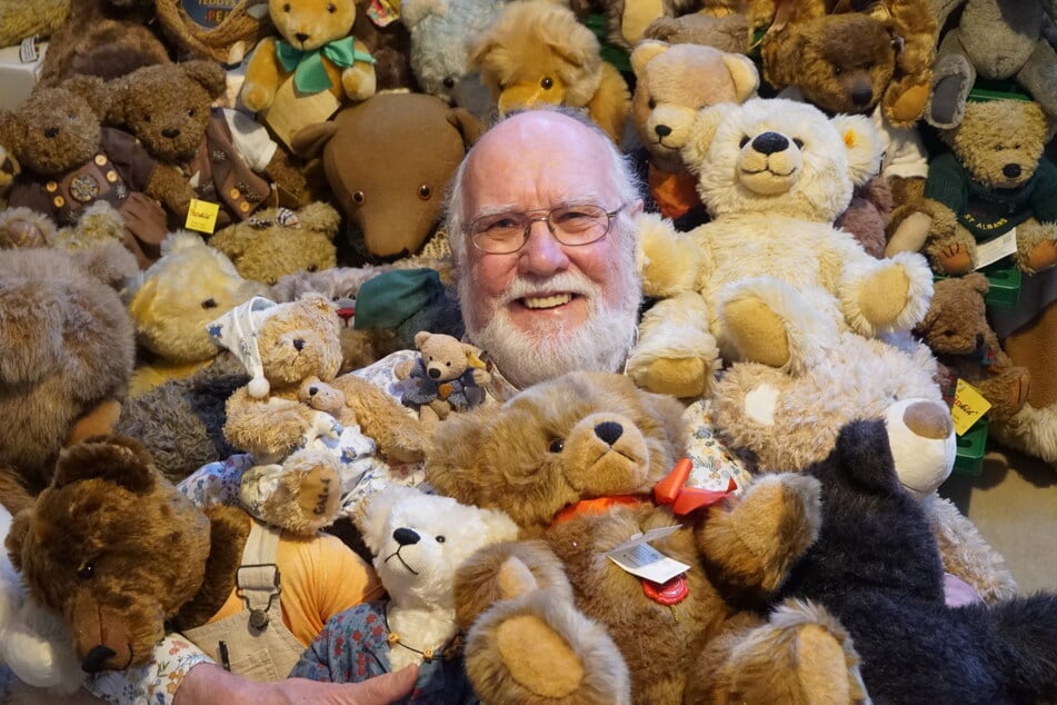 Der Hamburger Hans Dieter Gau (74) sammelt seit 10 Jahren Teddybären.