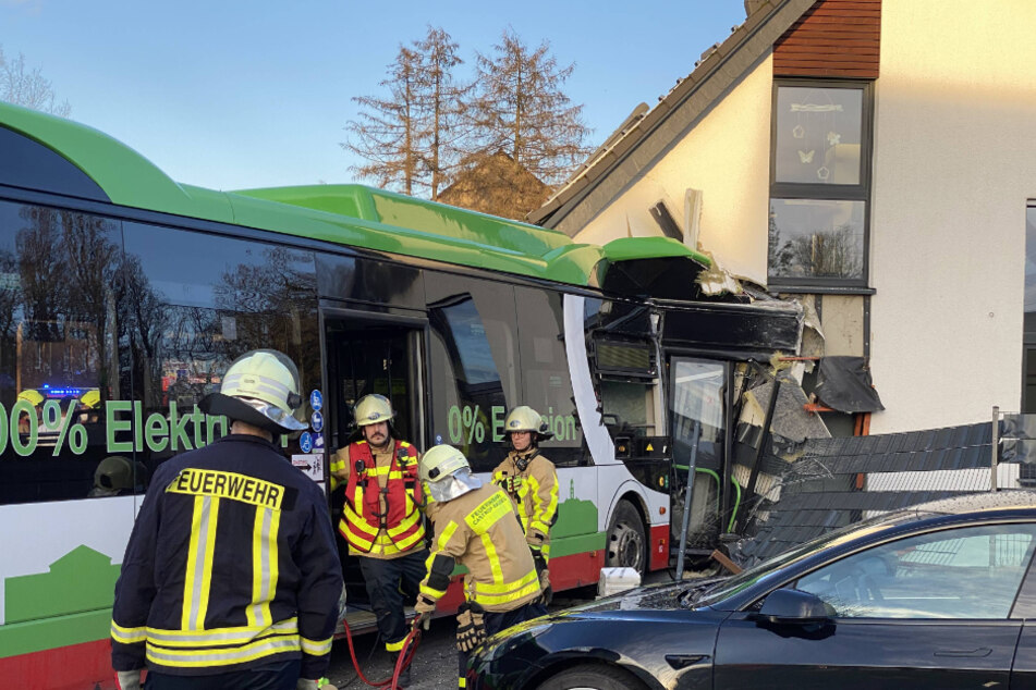 Der Bus wurde auf Höhe der Fahrerkabine nahezu vollständig zerstört. Auch am Wohnhaus gab es große Schäden.