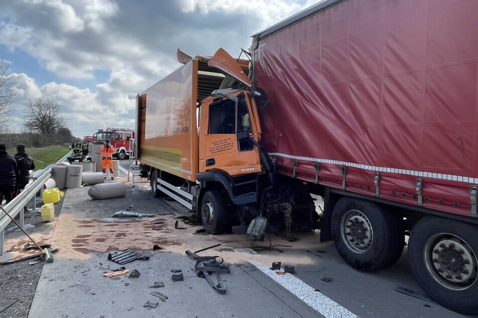 Das Fahrerhaus des Lastwagens ist stark zusammengequetscht.
