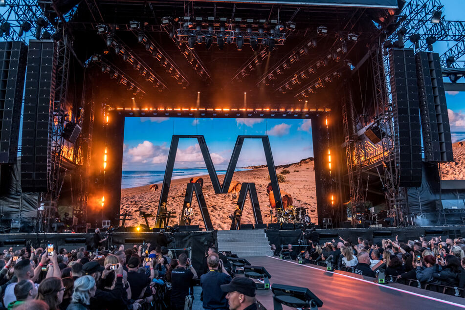 Das große "M" auf der Bühne stand für den Namen des neuen Albums: "Memento Mori".