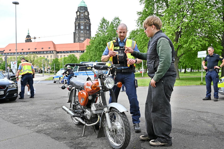 Ole Stey (16) hat seine Simson selbst auf Vordermann gebracht. Zwei Mängel wurden entdeckt, aber der junge Biker durfte weiterfahren.