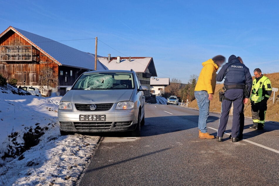 Trotz intensiver Bemühungen durch Ersthelfer und Unfallzeugen, den Fußgänger zu reanimieren, verstarb der Mann noch am Unfallort.