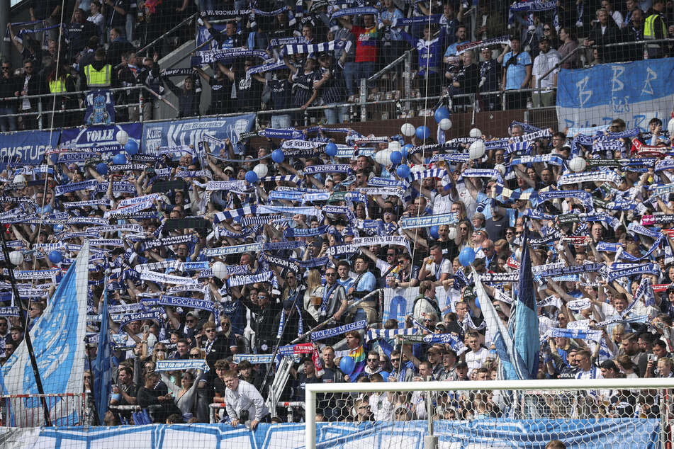 Trotz des bereits sicheren Abstiegs in die 2. Bundesliga: Die Fans des VfL Bochum feierten ausgelassen im Gästeblock am Millerntor.