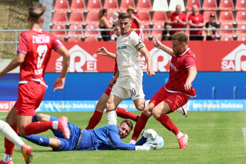 Szene vom Wochenende: Zwickaus Torhüter Lucas Hiemann (26, u.) krallte sich hier den Ball vorm Dresdner Stefan Kutschke (36, M.).
