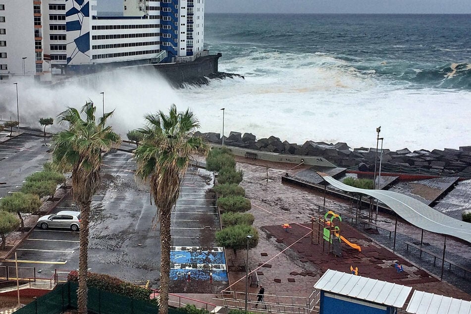 Riesenwelle fordert erneut Opfer: Vier Tote auf Urlaubsinsel