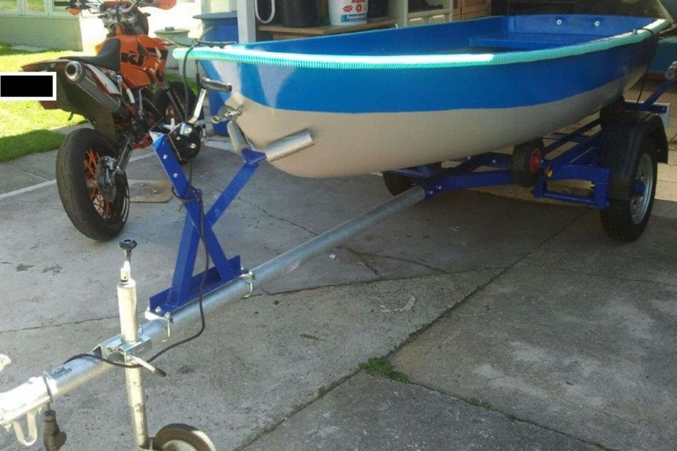 Dieses Boot samt Anhänger wurde aus einer Garage in Altenburg gestohlen. Nun versucht die Polizei die Diebe in die Finger zu bekommen.
