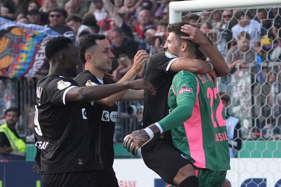 St. Paulis Keeper Vasilj hält den letzten Norderstedter Elfmeter.