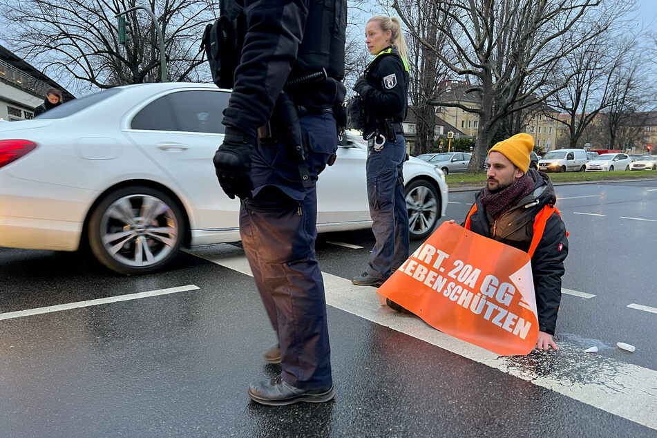 Klima-Demonstranten der Klimagruppe Letzte Generation sorgten in Berlin erneut mit einer Straßenblockade für erhebliche Verkehrsbehinderungen.