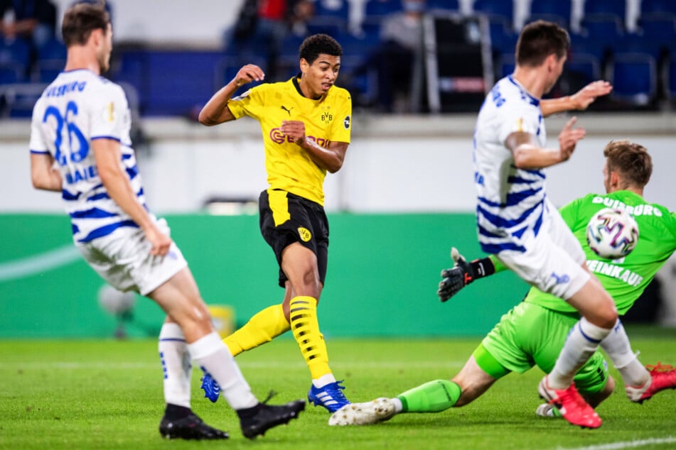 Jude Bellingham (2.v.l.) traf mit diesem Schuss zum 2:0 für den BVB. Es war direkt in seinem ersten Einsatz sein erster Pflichtspieltreffer für Dortmund.